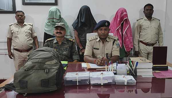 चतरा पुलिस को मिली बड़ी सफलता, टीएसपीसी के तीन नक्सली कुरियर गिरफ्तार