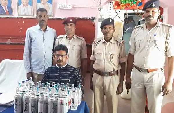 मधुपुर रेल पुलिस ने मौर्य एक्सप्रेस से हजारों रुपए का शराब किया बरामद