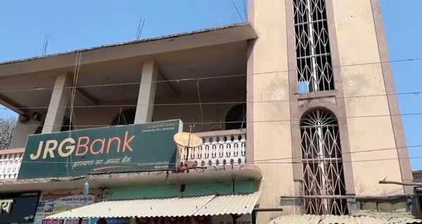 दिनदहाड़े हथियार के बल पर अपराधियों ने ग्रामीण बैंक में की लूट