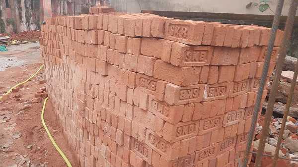 बुंडू में BPHU भवन निर्माण में घटिया सामग्री का किया जा रहा है इस्तेमाल, जिला परिषद सदस्या ने रखी जाँच कराने की मांग