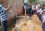 डॉ संजय गिरी ने स्कूल में बोरिंग कराकर पानी टंकी सह पाइपलाइन कनेक्शन प्रदान किया