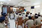 डीआईजी ने चतरा एसपी और पुलिस पदाधिकारियों के साथ की गई समीक्षा बैठक, संगठित अपराध पर नकेल कसने की निर्देश