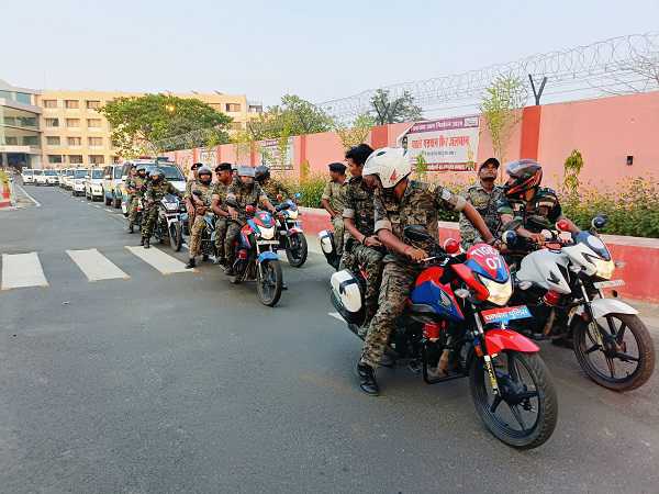 रामनवमी को लेकर धनबाद पुलिस ने निकाला फ्लैग मार्च