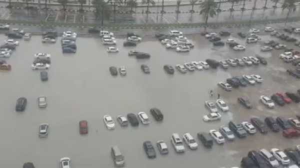 दुबई के रेगिस्तान में हो रही लगातार बारिश, एअरपोर्ट पर सेवा बाधित