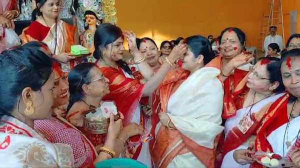 जमशेदपुर कालीबाड़ी मंदिर समेत विभिन्न इलाकों में बंगाली समुदाय ने सिंदूर खेला के साथ दी माता को विदाई