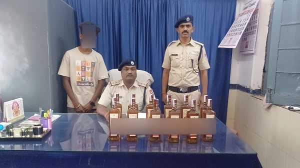 कोडरमा रेलवे स्टेशन पर अंग्रेजी शराब बरामद, एक गिरफ्तार