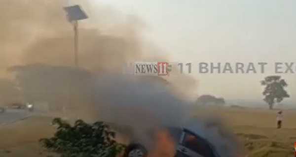 रांची एयरपोर्ट के पास खड़ी कार में लगी आग, धू-धूकर जली कार; देखें Video
