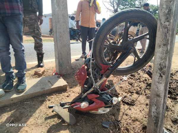 तेज रफ्तार अनियंत्रित मोटर साइकिल सवार युवक ने बिजली के पोल में मारी जोरदार टक्कर, रास्ते में तोड़ा दम।