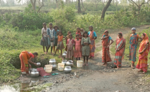 एक ऐसा गांव जहां नाले का पानी पीने को मजबूर है लोग