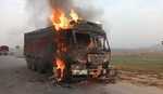 तर्री बाईपास के समीप चलती ट्रक में लगी आग बाल-बाल बचे चालक और उपचालक