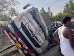 चंदवा के डेढ़ टंगवा घटी में रेलवे लाइन बिछाने का लोहा लोड ट्रेलर हुई दुर्घटनाग्रस्त