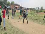 एसडीएम और एसडीपीओ ने सुदरवर्ती क्षेत्रों के बूथ निरीक्षण के दौरान बच्चों व युवाओं के साथ खेला क्रिकेट