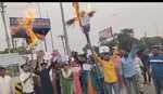 कांग्रेस घोषित प्रत्याशी अनुपमा सिंह को लेकर आदिवासियों ने प्रदेश अध्यक्ष और प्रभारी का फूका पुतला