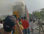 जीटी रोड पर पार्सल वाहन में लगी आग, लाखों का सामान जलकर राख