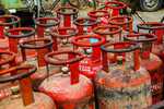 LPG Price Cut: एलपीजी गैस सिलेंडर की Rate में आई गिरावट, जानें ताजा रेट