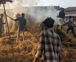 जारी प्रखंड में असामाजिक तत्वों के द्वारा पुआल के गांज को लगाया जा रहा है आग किसान चिंतित