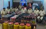 पतरातू पुलिस ने अनुमंडल क्षेत्र में नशीली पदार्थ एवं अवैध शराब को लेकर चलाया अभियान, देसी महुआ और शराब बरामद, चार लोगों की हुई गिरफ्तार