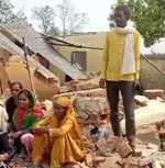 हजारीबाग में भूमाफियाओं का बढ़ रहा मनोबल, जेसीबी से तोड़ा मकान बेघर हुए परिवार के लोग