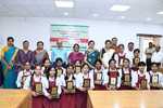 माध्यमिक परीक्षा में राज्य स्तर पर उत्कृष्ट प्रदर्शन करने वाली इंदिरा गांधी बालिका विद्यालय, हजारीबाग की छात्राओं को आयुक्त ने किया सम्मानित