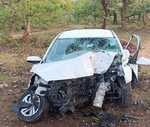 सड़क दुर्घटना में पत्नी की मौत पति घायल, कार का परखच्चे उड़े